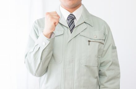 ガッツポーズの作業員