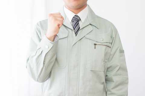 ガッツポーズの作業員