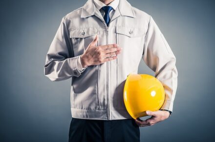 黄色ヘルメットを持つ作業員